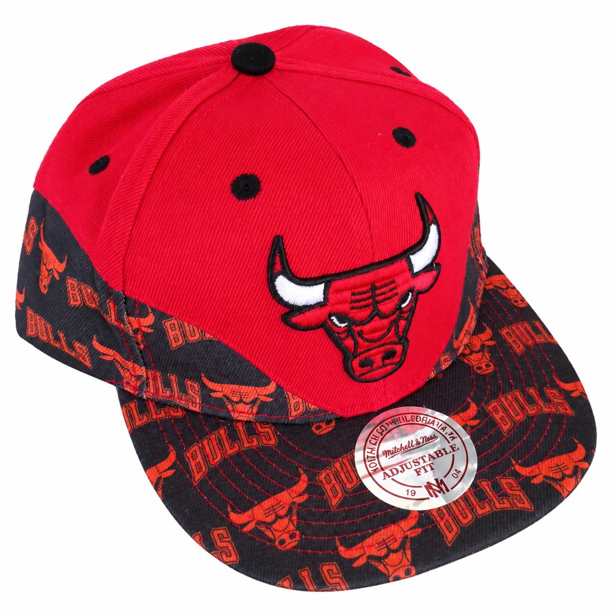 Chicago Bulls • Red repeating-logo adjustable